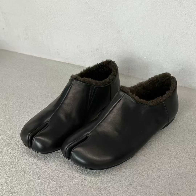 Casual slip-on cipele s dizajnom razdvojenih prstiju; unutarnja podstava od vune; gornji dio: umjetni pliš; potplat: guma; visina potpetice: niska 1–3 cm; oblik vrha: okrugli