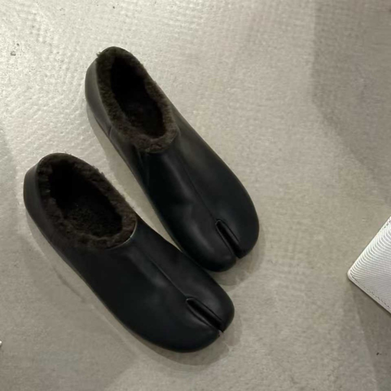 Casual slip-on cipele s dizajnom razdvojenih prstiju; unutarnja podstava od vune; gornji dio: umjetni pliš; potplat: guma; visina potpetice: niska 1–3 cm; oblik vrha: okrugli