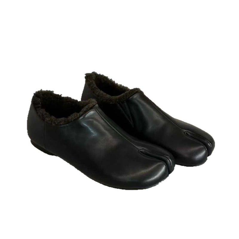Casual slip-on cipele s dizajnom razdvojenih prstiju; unutarnja podstava od vune; gornji dio: umjetni pliš; potplat: guma; visina potpetice: niska 1–3 cm; oblik vrha: okrugli