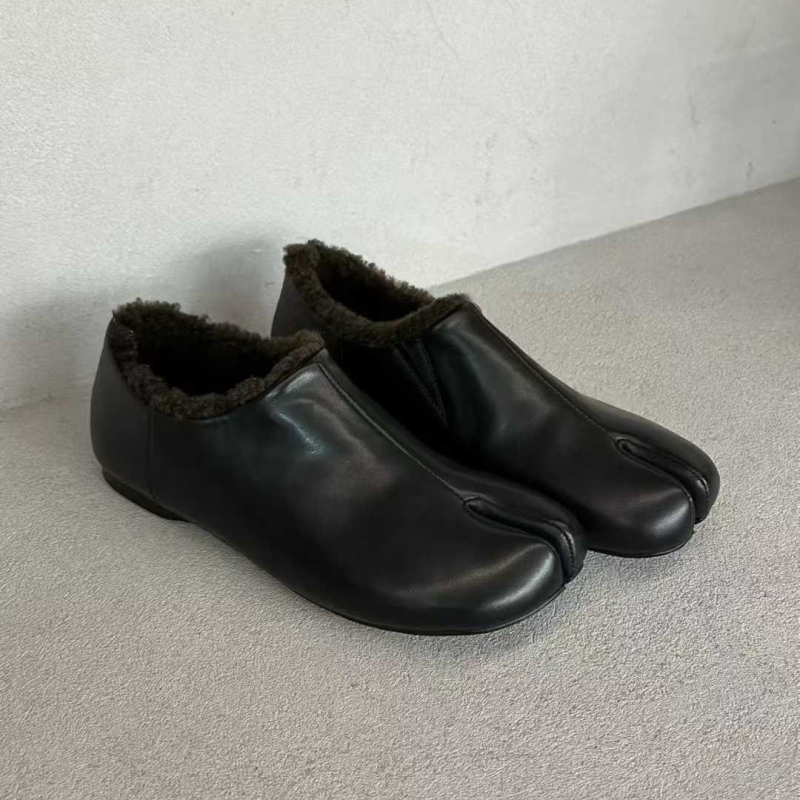 Casual slip-on cipele s dizajnom razdvojenih prstiju; unutarnja podstava od vune; gornji dio: umjetni pliš; potplat: guma; visina potpetice: niska 1–3 cm; oblik vrha: okrugli