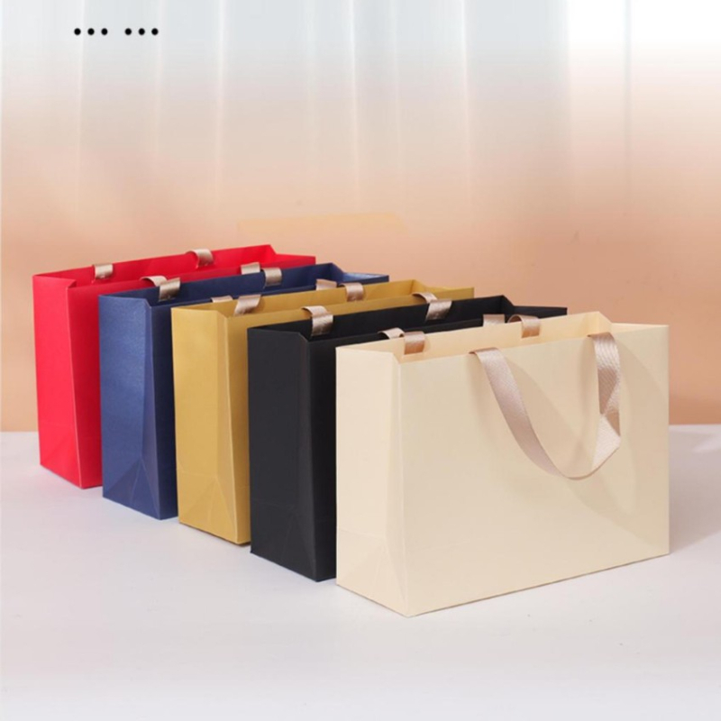 Premium darovna torba za odjeću od posebnog papira – poslovni stil, sitotisk, mogućnost otiska logotipa