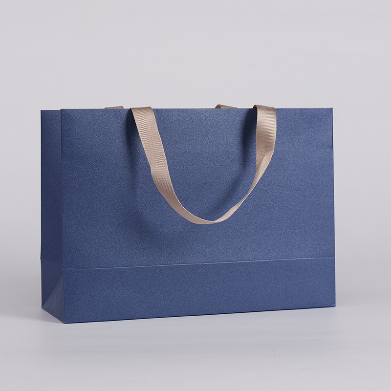 Premium darovna torba za odjeću od posebnog papira – poslovni stil, sitotisk, mogućnost otiska logotipa