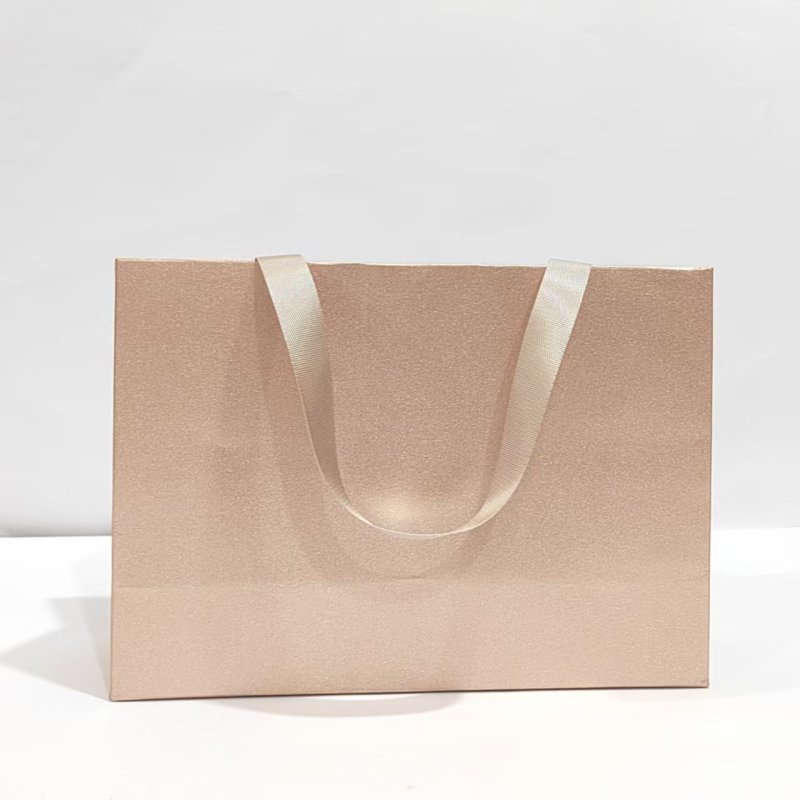 Premium darovna torba za odjeću od posebnog papira – poslovni stil, sitotisk, mogućnost otiska logotipa