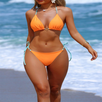 Бикини комплект с триъгълно горнище, долнище с ниска талия, подплатено горнище, найлонова материя, подплата найлон/полиамид