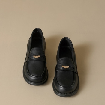 Loafers s okruglim vrhom, srednje otvaranje na gornjem dijelu, gornji materijal od super vlakna, PU umetak, niski pet 1–3 cm