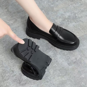 Ženske crne kožne loafers s kopčom, okrugli vrh, gornji dio od dvostruke svinjske kože, gumena potplat, debeli pet 3-5 cm