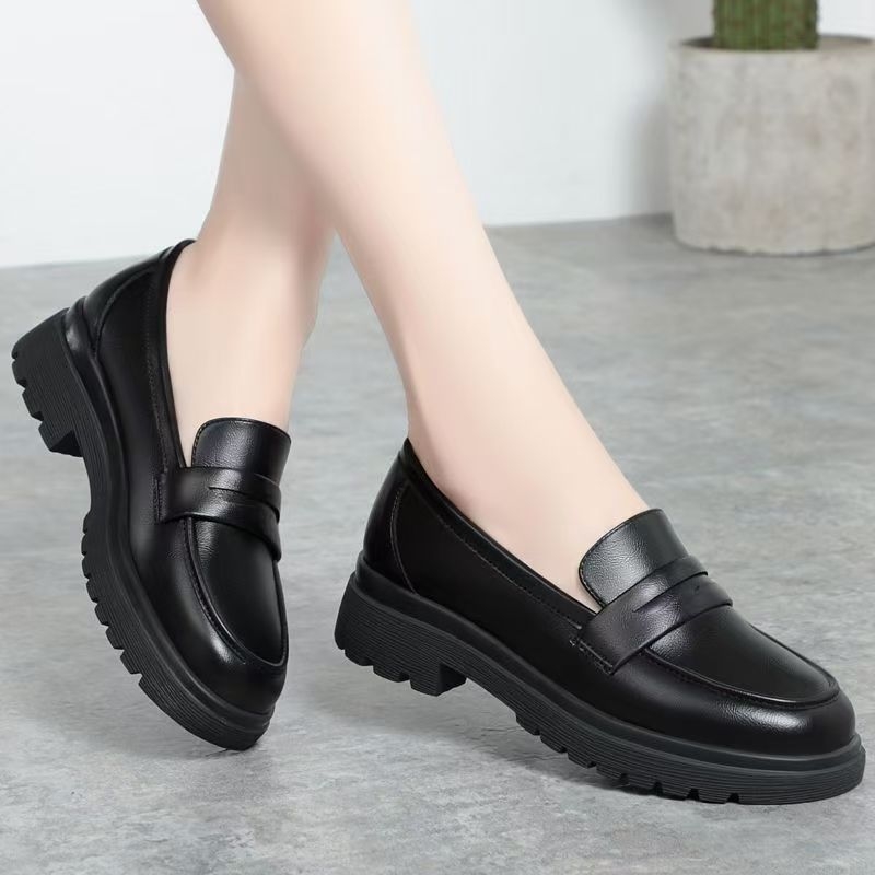 Ženske crne kožne loafers s kopčom, okrugli vrh, gornji dio od dvostruke svinjske kože, gumena potplat, debeli pet 3-5 cm