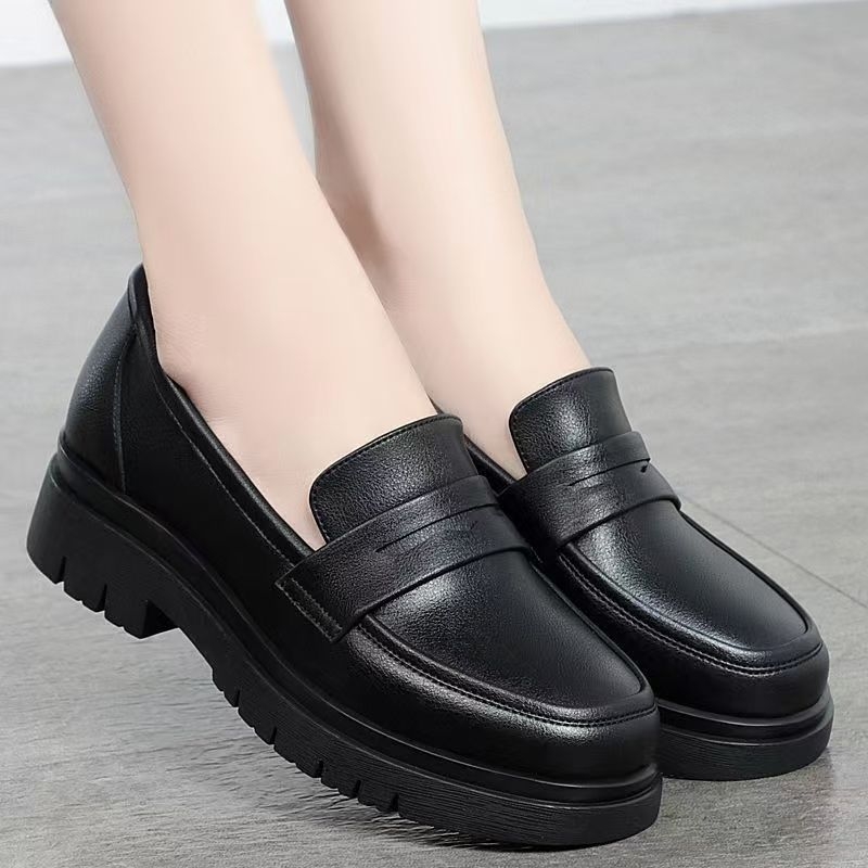 Ženske crne kožne loafers s kopčom, okrugli vrh, gornji dio od dvostruke svinjske kože, gumena potplat, debeli pet 3-5 cm