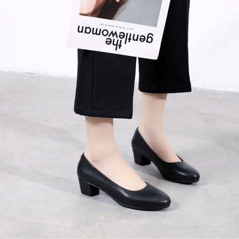 Дамски кожени обувки за офис с кръгла носка, кожена горна част и среден по височина ток 3–5 см, груб ток