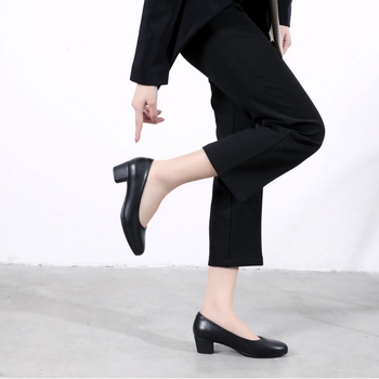 Дамски кожени обувки за офис с кръгла носка, кожена горна част и среден по височина ток 3–5 см, груб ток