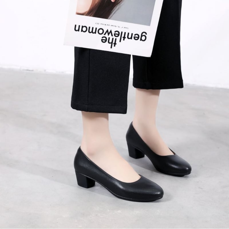 Дамски кожени обувки за офис с кръгла носка, кожена горна част и среден по височина ток 3–5 см, груб ток