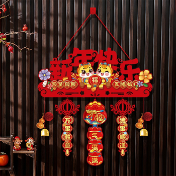 Privesak od filca s karikaturnim motivom za Proljetni festival – Godina Konja, spreman za dar