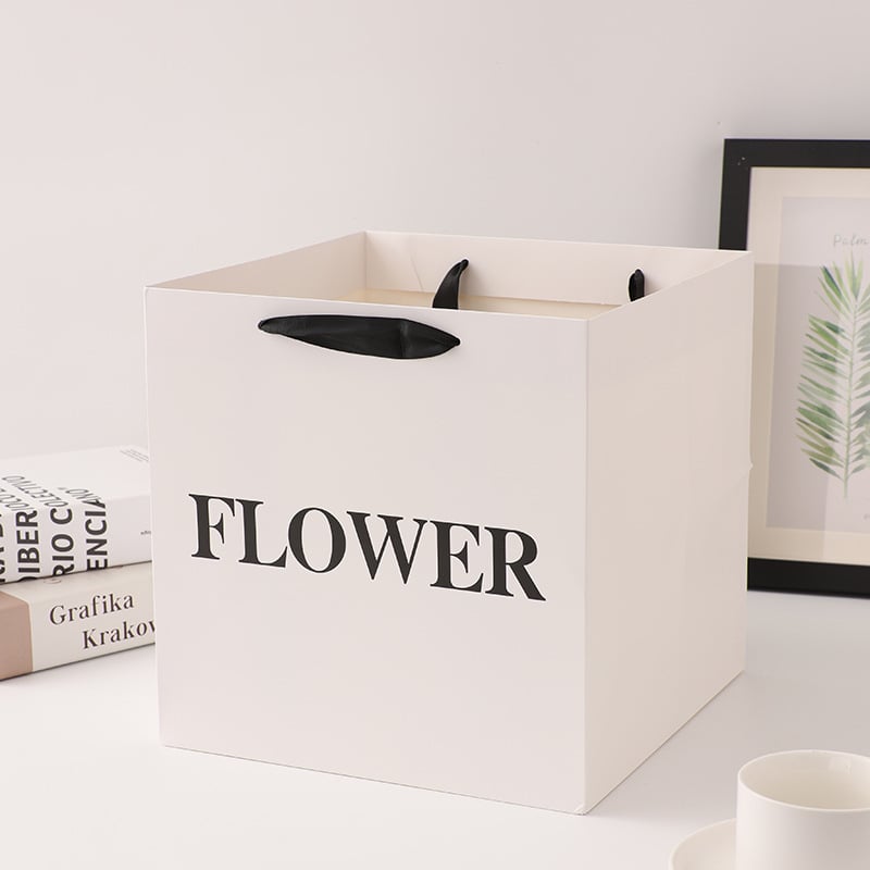 Kvadratna tote torba s floralnim uzorkom; podrijetlo Yiwu; tehnike: tisak, toplinsko pečatiranje, laminiranje, udubljenje; materijal bijeli karton; moguć ispis logotipa.