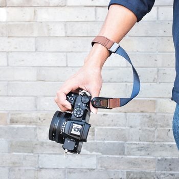 Zglobna ručna traka za kameru P-V1 — brzo otpuštanje, magnetski prilagodljivi remen; za DSLR i bez ogledala kamere; Materijal: webbing + koža + ABS; Težina: 50 g