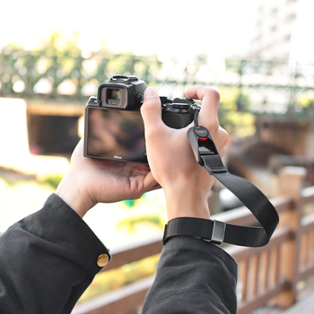 Zglobna ručna traka za kameru P-V1 — brzo otpuštanje, magnetski prilagodljivi remen; za DSLR i bez ogledala kamere; Materijal: webbing + koža + ABS; Težina: 50 g