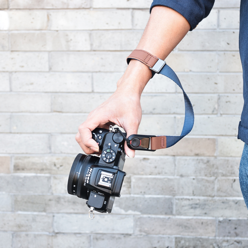 Zglobna ručna traka za kameru P-V1 — brzo otpuštanje, magnetski prilagodljivi remen; za DSLR i bez ogledala kamere; Materijal: webbing + koža + ABS; Težina: 50 g