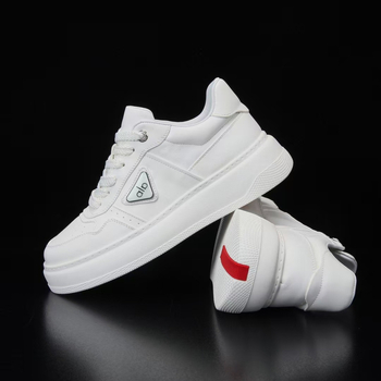 Férfi platformos sportcipő, légáteresztő első réteg marhabőrből, belső bélés és talpbetét juhbőrből, talp habgumi, cipőfűzős zárás