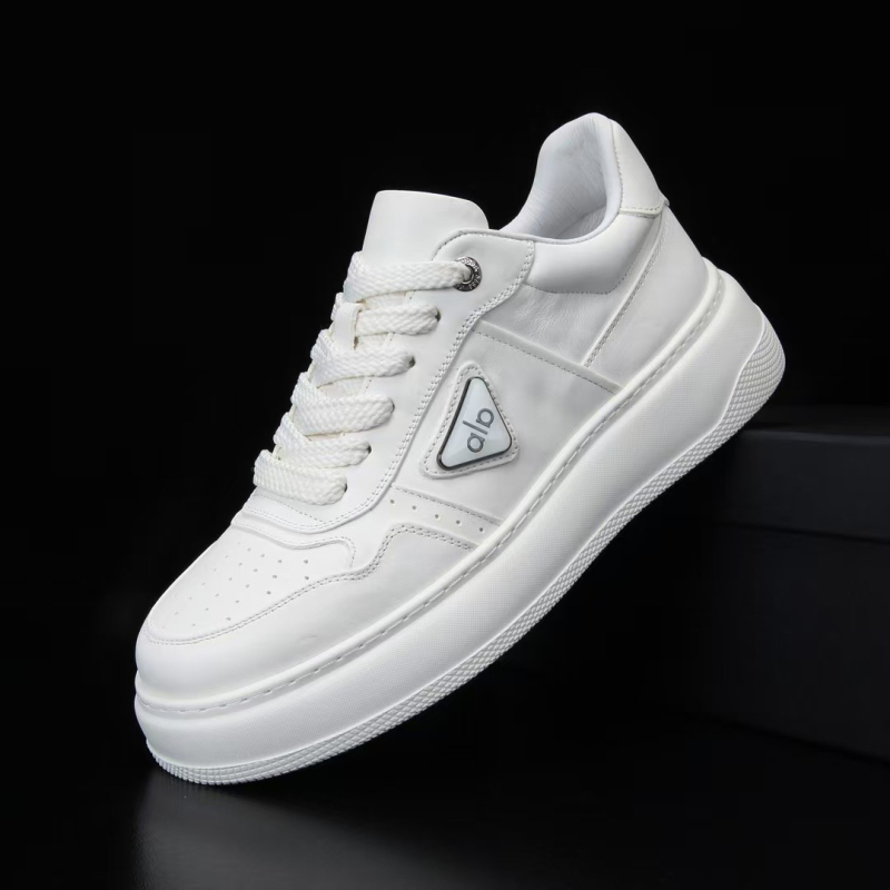 Férfi platformos sportcipő, légáteresztő első réteg marhabőrből, belső bélés és talpbetét juhbőrből, talp habgumi, cipőfűzős zárás