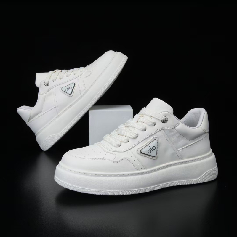 Férfi platformos sportcipő, légáteresztő első réteg marhabőrből, belső bélés és talpbetét juhbőrből, talp habgumi, cipőfűzős zárás