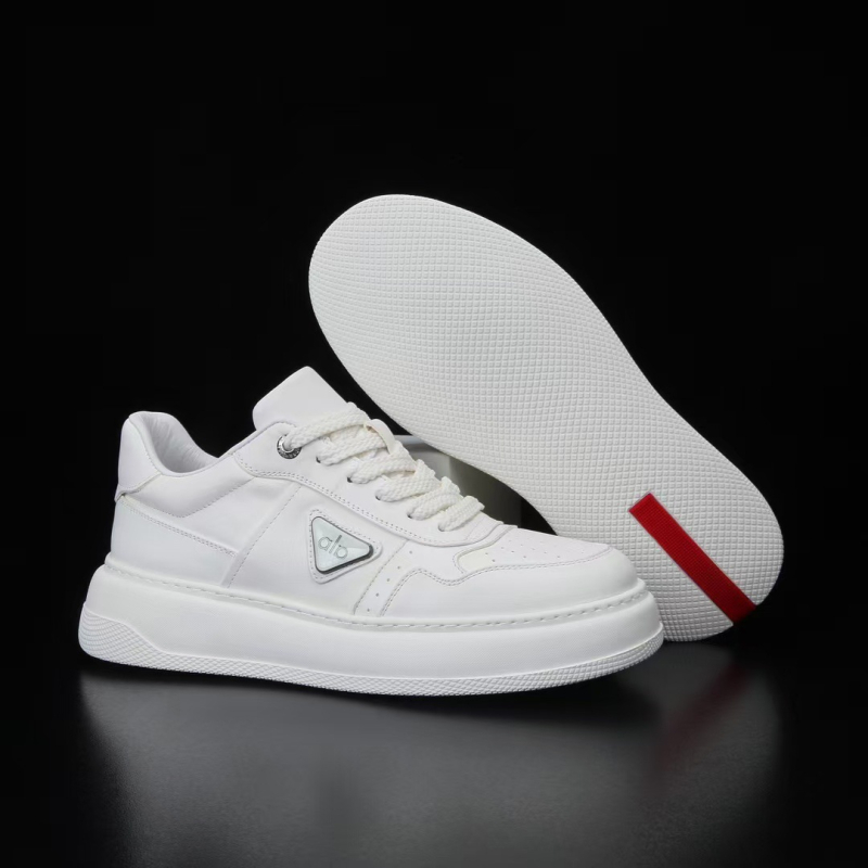 Férfi platformos sportcipő, légáteresztő első réteg marhabőrből, belső bélés és talpbetét juhbőrből, talp habgumi, cipőfűzős zárás