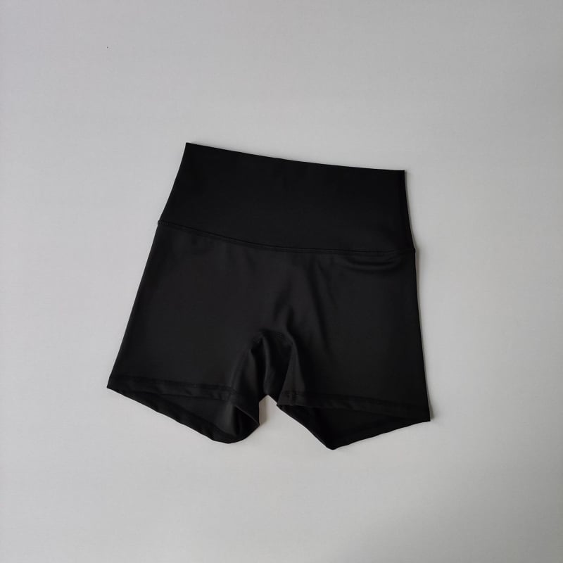 Ženske sportske kratke hlače srednjeg struka, uski kroj, brzo sušeće, 75% spandex, bez podstave