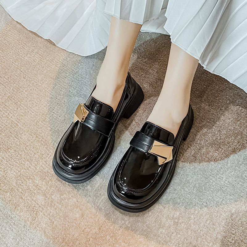 Loaferice s PU gornjim dijelom, kvadratni vrh, 3-5 cm debeli potplat, gumeni đon, slip-on