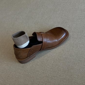Ženske loaferice, britanski stil, gornji dio od dvostruke prirodne kože, okrugli nos, slip-on, niski debeli potpetica 1–3 cm, gumena potplat