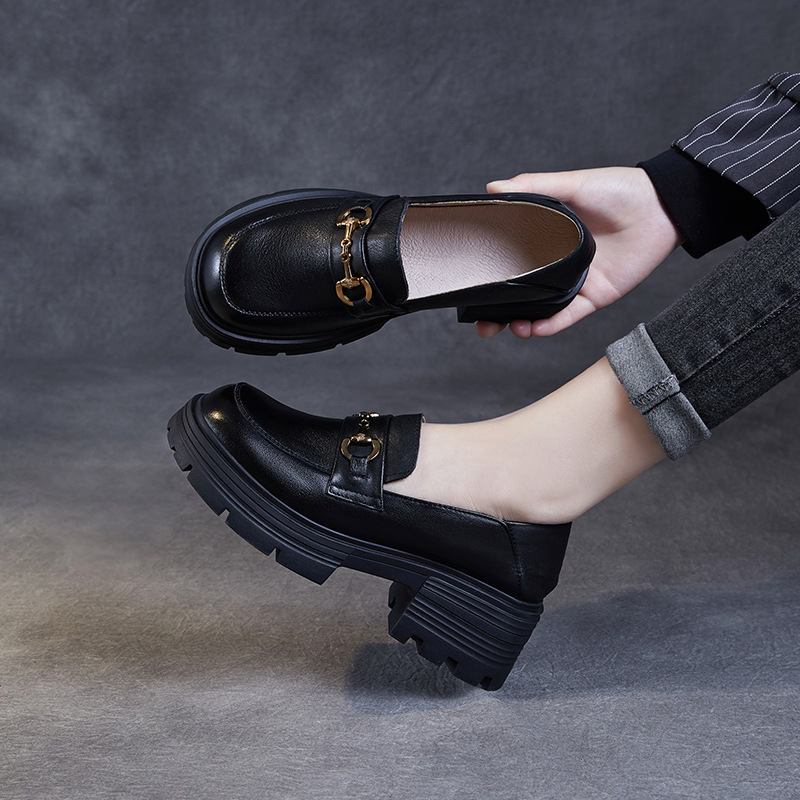 Kožne loafersice od prave teleće kože, s debelim potplatom, zaobljenim vrhom, metalnom kopčom, srednjom petom 3–5 cm