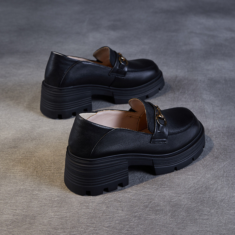 Kožne loafersice od prave teleće kože, s debelim potplatom, zaobljenim vrhom, metalnom kopčom, srednjom petom 3–5 cm