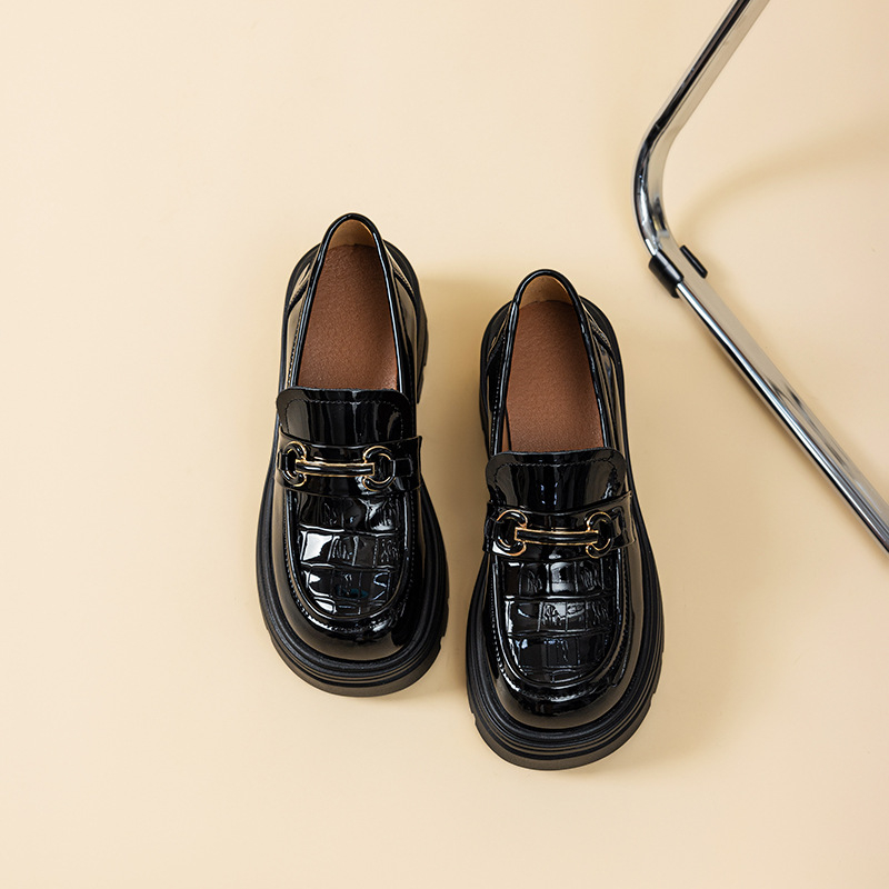 Ženske loaferice – gornji dio od splitske kože s uzorkom krokodila, zaobljena nosnica, debeli pet 6-8 cm, gumeni potplat, slip-on
