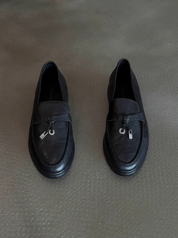 Ženski loafersi: gornji dio od super vlakna, okrugli vrh, niska peta 1–3 cm, gumeni potplat, slip-on