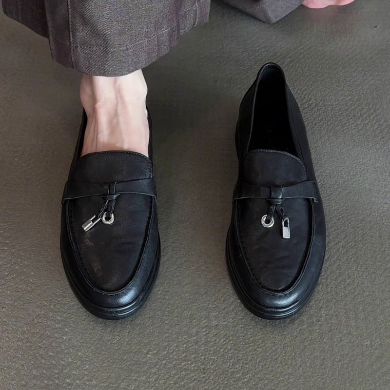 Ženski loafersi: gornji dio od super vlakna, okrugli vrh, niska peta 1–3 cm, gumeni potplat, slip-on