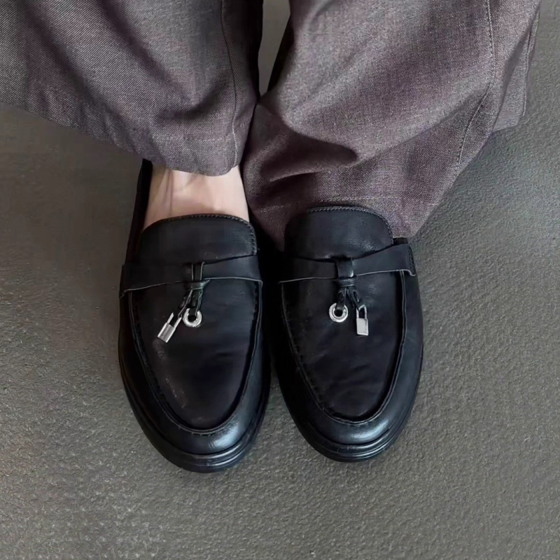 Ženski loafersi: gornji dio od super vlakna, okrugli vrh, niska peta 1–3 cm, gumeni potplat, slip-on