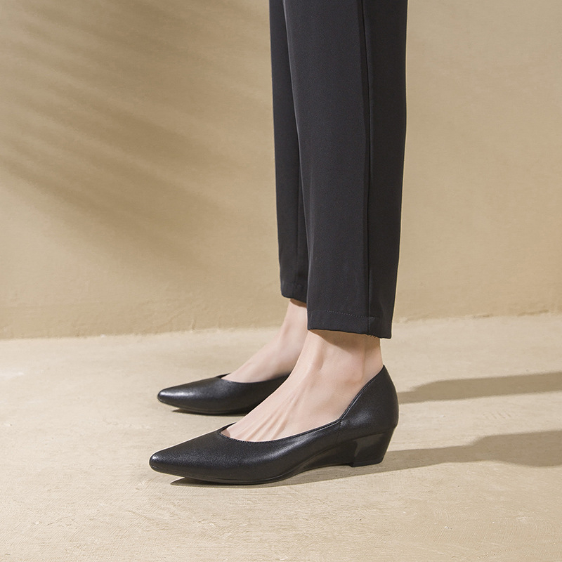 Ženske cipele na klinu s oštrim nosom, gornji materijal: Super Fiber, potplat: guma, srednja visina Pete 3–6 cm