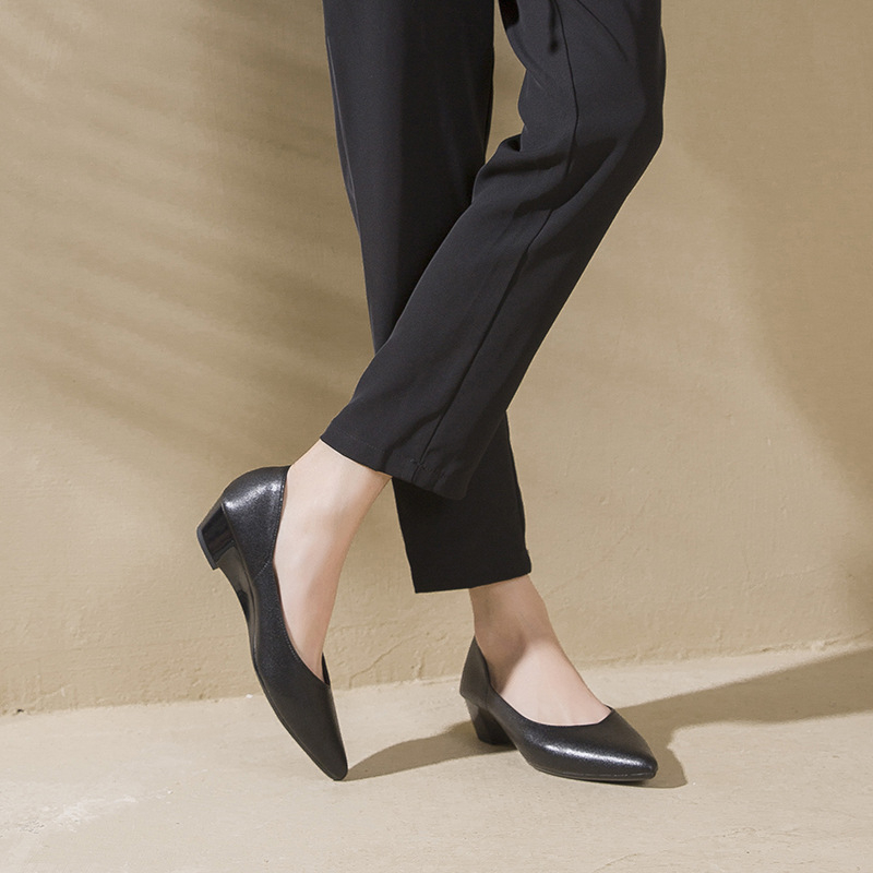 Ženske cipele na klinu s oštrim nosom, gornji materijal: Super Fiber, potplat: guma, srednja visina Pete 3–6 cm