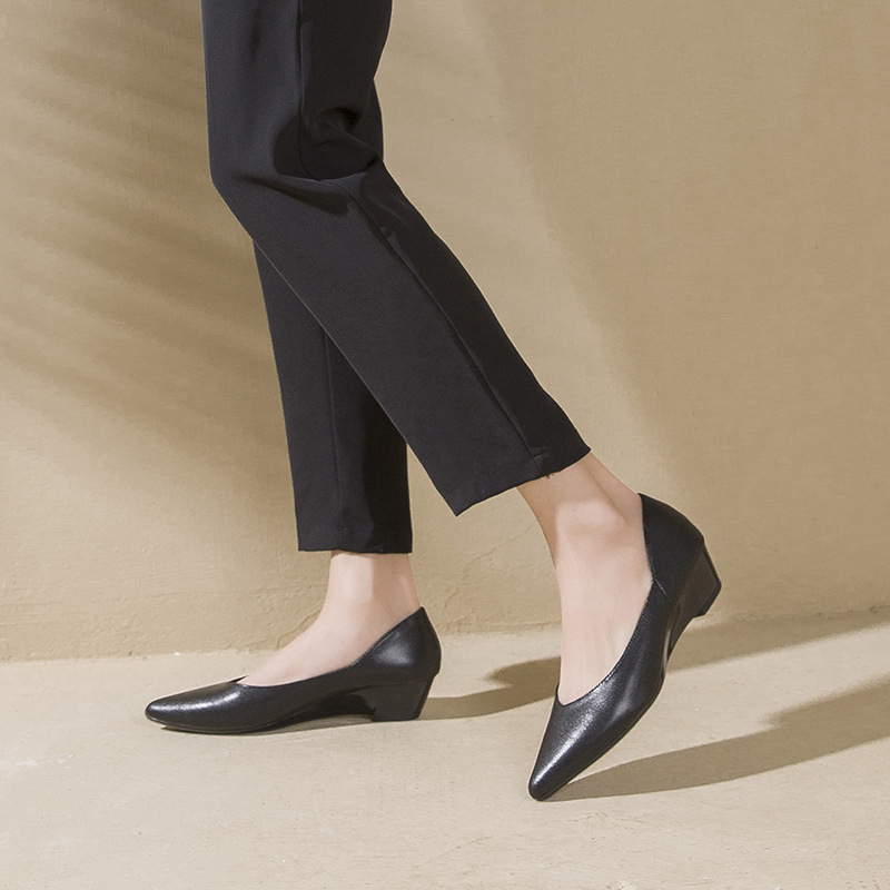 Ženske cipele na klinu s oštrim nosom, gornji materijal: Super Fiber, potplat: guma, srednja visina Pete 3–6 cm