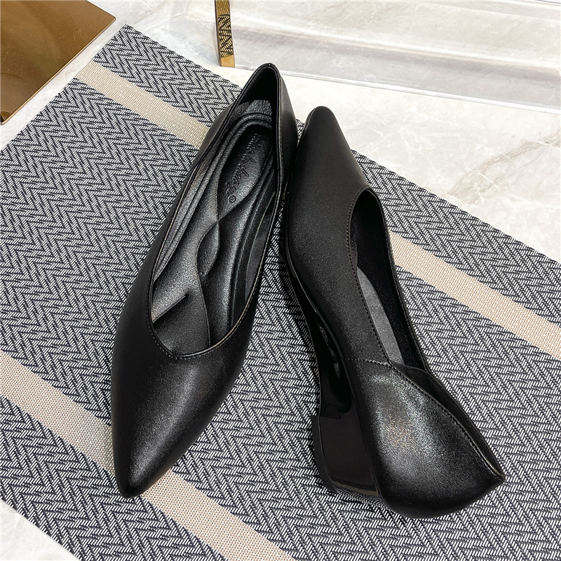 Ženske cipele na klinu s oštrim nosom, gornji materijal: Super Fiber, potplat: guma, srednja visina Pete 3–6 cm