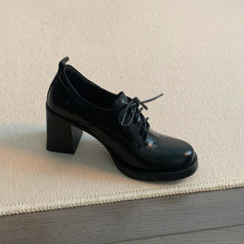 Ženske loaferice s vezicama, gornji dio od Super Fiber, okrugli nos, debeli 6–8 cm potpetica, gumeni potplat, unutrašnjost od mikrovlaknastog kože