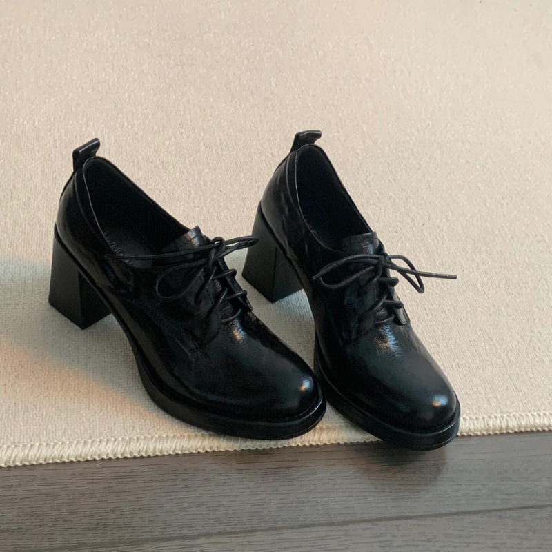 Ženske loaferice s vezicama, gornji dio od Super Fiber, okrugli nos, debeli 6–8 cm potpetica, gumeni potplat, unutrašnjost od mikrovlaknastog kože