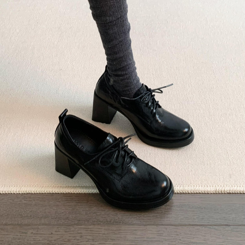 Ženske loaferice s vezicama, gornji dio od Super Fiber, okrugli nos, debeli 6–8 cm potpetica, gumeni potplat, unutrašnjost od mikrovlaknastog kože