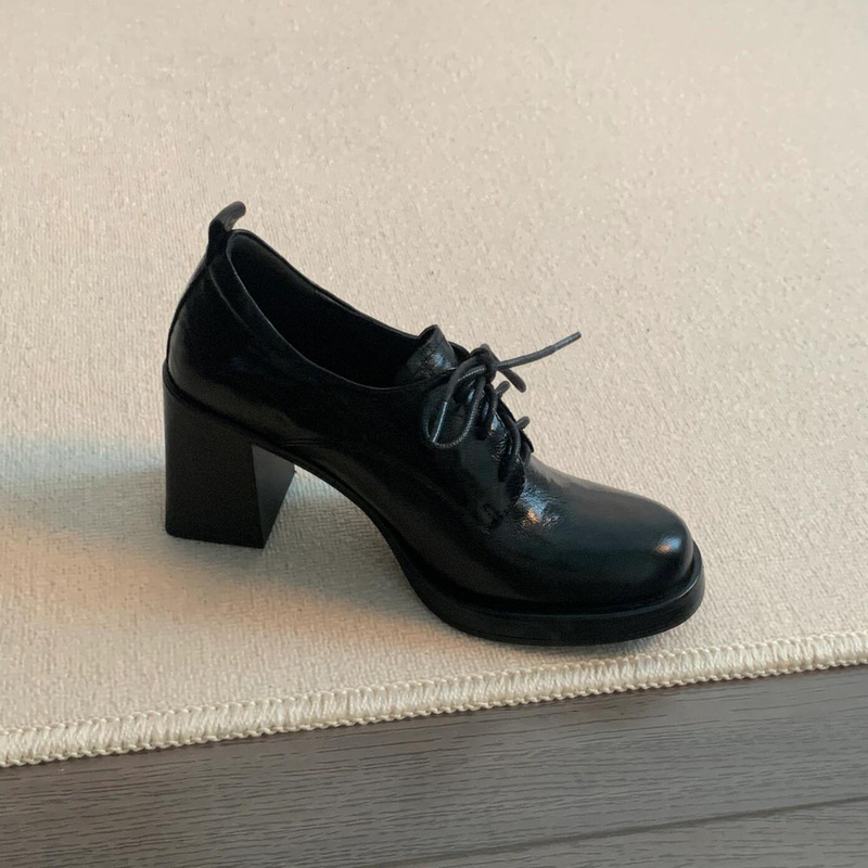 Ženske loaferice s vezicama, gornji dio od Super Fiber, okrugli nos, debeli 6–8 cm potpetica, gumeni potplat, unutrašnjost od mikrovlaknastog kože