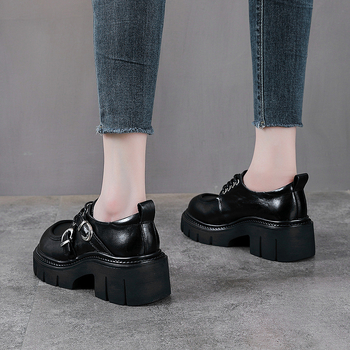 Ženske loaferice od gornjeg sloja teleće kože, zaobljeni vrh, debeli potpet 6–8 cm, vezanje, britanski stil
