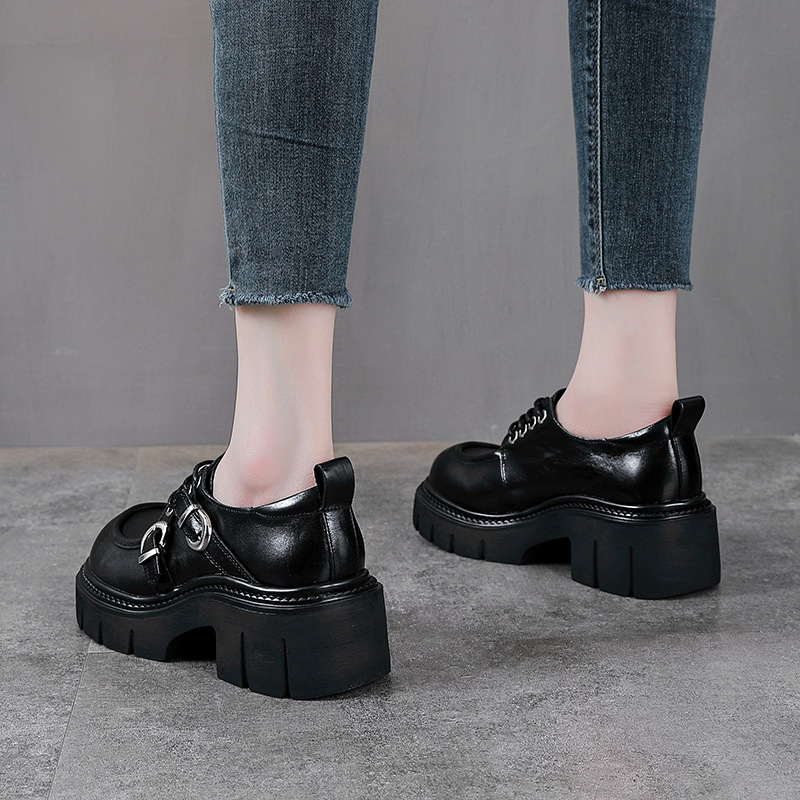 Ženske loaferice od gornjeg sloja teleće kože, zaobljeni vrh, debeli potpet 6–8 cm, vezanje, britanski stil