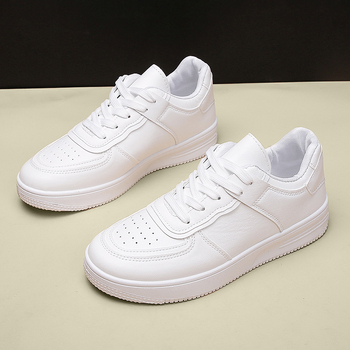 Дамски спортни обувки за свободно време с дебел под – горна част микрофибър; подметка гума; пръст кръгъл; технология на подметката: инжекционна; закопчаване: връзки