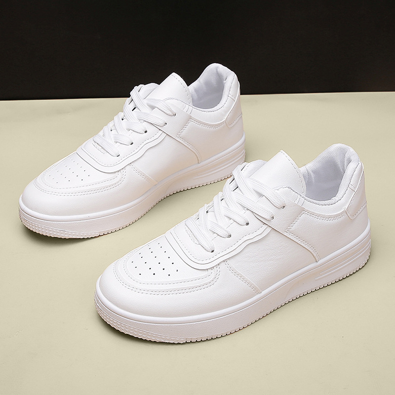 Дамски спортни обувки за свободно време с дебел под – горна част микрофибър; подметка гума; пръст кръгъл; технология на подметката: инжекционна; закопчаване: връзки