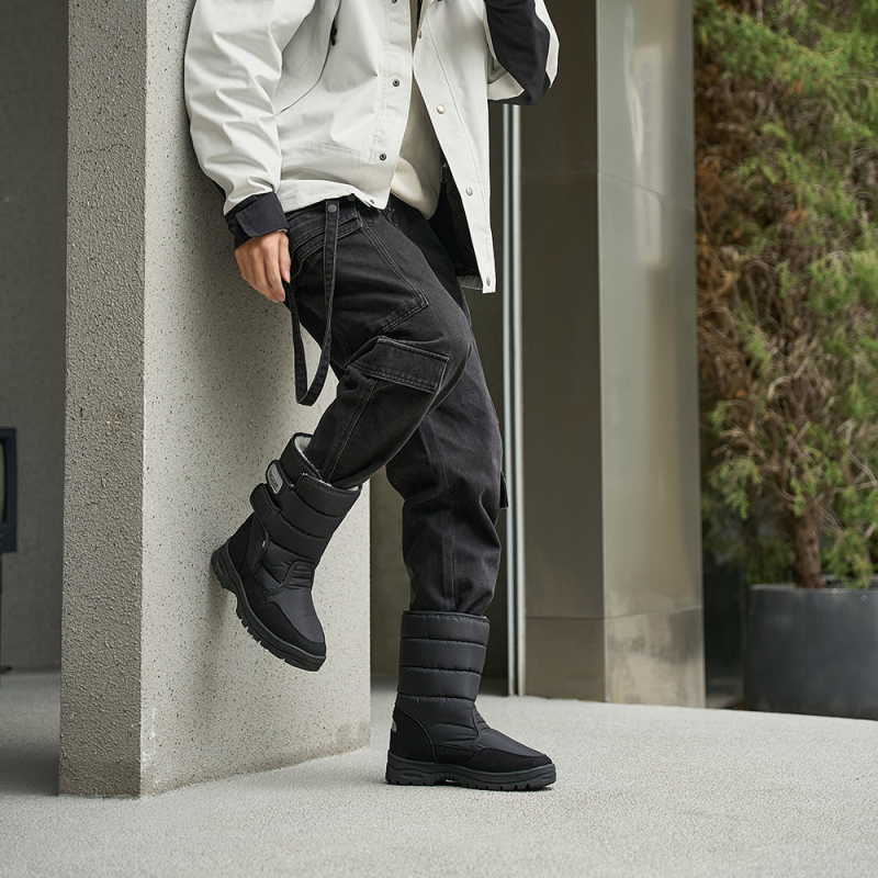 Férfi téli hócsizma meleg plüss béléssel, vízálló és csúszásmentes gumitalppal, felsőrész síruha anyag + velúr bőr, téli modell