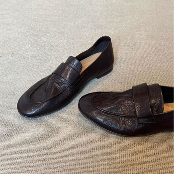 Ženski loaferi od ovčje kože — zaobljeni vrh, minimalistički stil, prirodni kožni ulošak, gumeni potplat, niski potpetica 1–3 cm