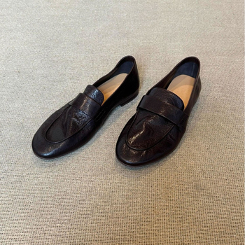 Ženski loaferi od ovčje kože — zaobljeni vrh, minimalistički stil, prirodni kožni ulošak, gumeni potplat, niski potpetica 1–3 cm