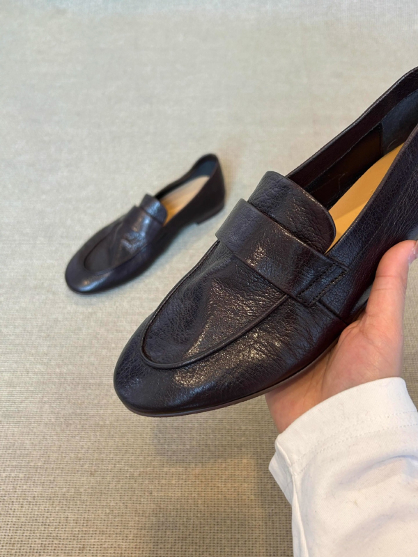 Ženski loaferi od ovčje kože — zaobljeni vrh, minimalistički stil, prirodni kožni ulošak, gumeni potplat, niski potpetica 1–3 cm