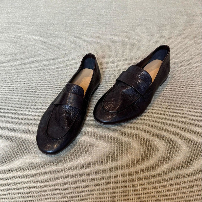 Ženski loaferi od ovčje kože — zaobljeni vrh, minimalistički stil, prirodni kožni ulošak, gumeni potplat, niski potpetica 1–3 cm